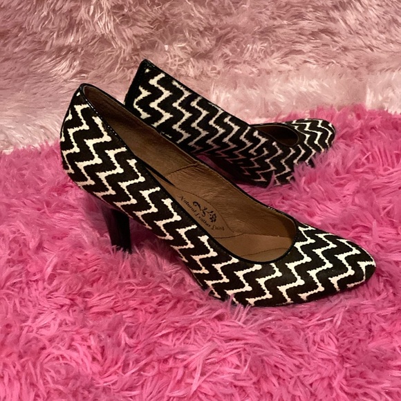 Sofft Moselle calf hair chevron pattern patent heel pumps in cream and brown 10 - Picture 2 of 12